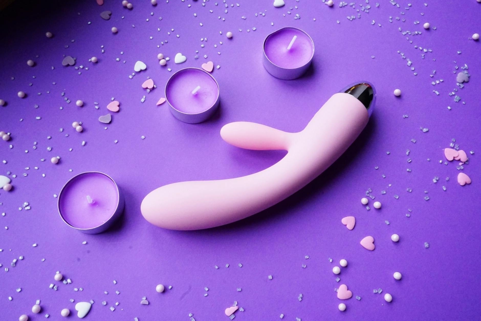 Limones frescos sobre fondo pastel, representando la forma y diseño del vibrador de limón